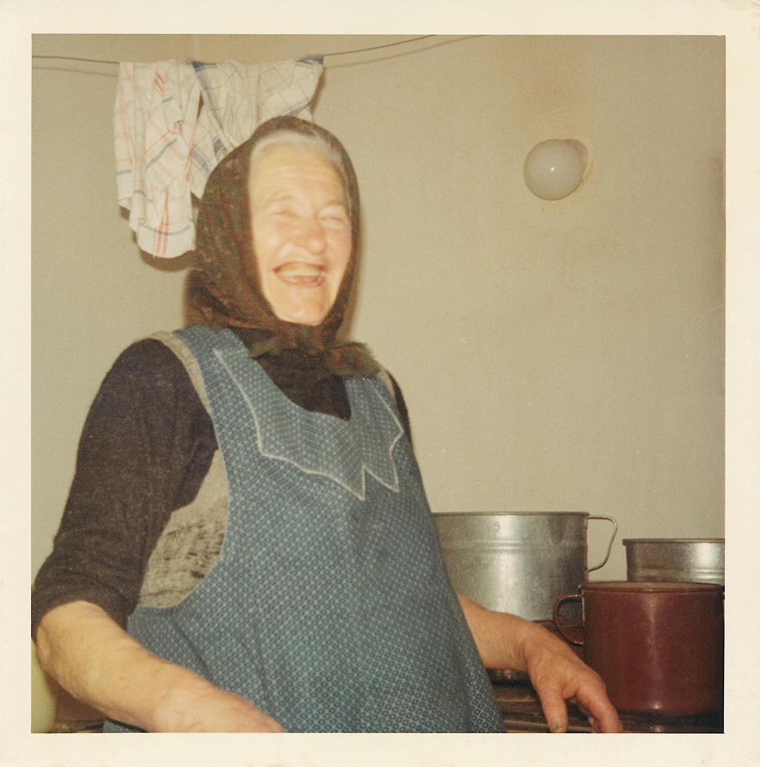 Die gut gelaunte Zsofia Fülöp (geb. Kantor, *1898/+1984) am Herd - Wiesengasse 50