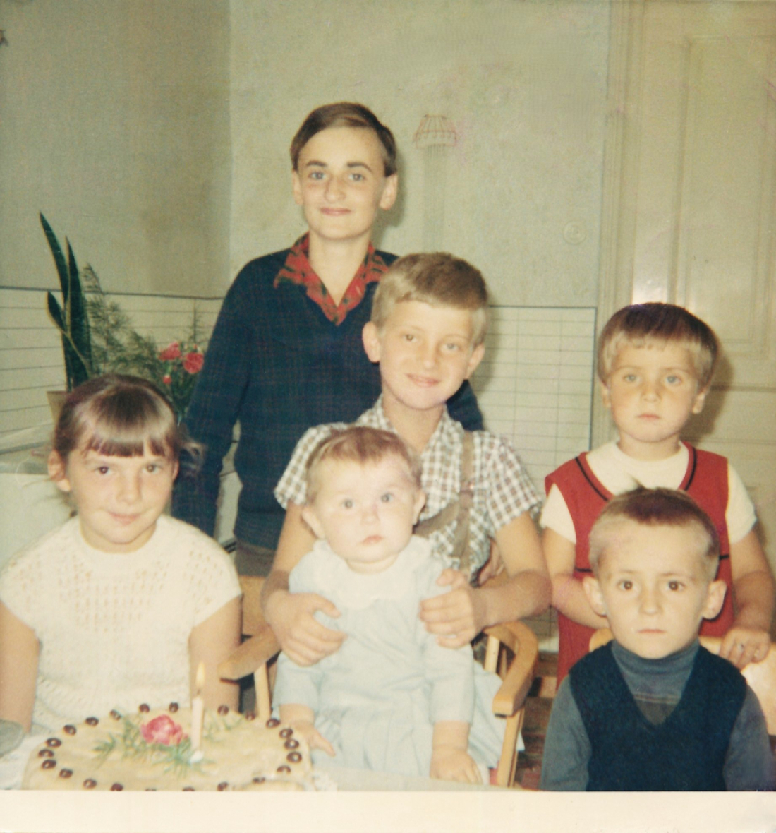 Kindergeburtstag im Hause Pal (Ambrosigasse 11): Brigitte feiert ihren 1. Geburtstag - Pesenhofer/Molnar/Fülöp/Leiner