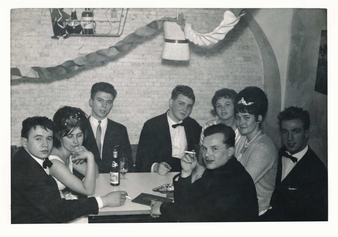 Röm. kath. Pfarre: Jugendball - Aufwärmrunde in der Kellerbar beim "Sani" (Rummel - Eisgartl) - Steinamangererstraße 14 // Tikovits/Oswald/Klawatsch/Miklos/Obojkovits/Posch