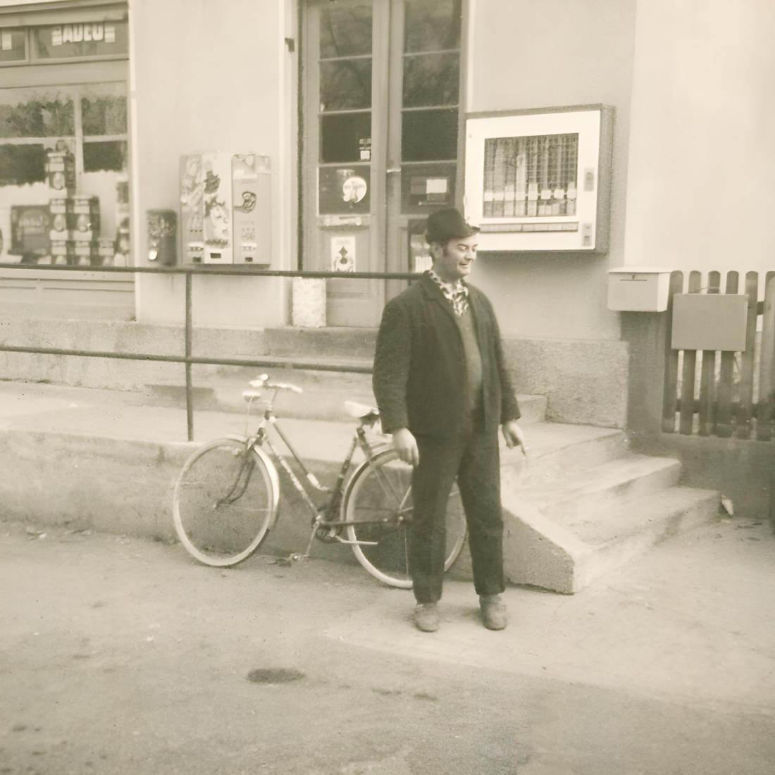 Marktfahrer Alfred Zeisser mit Fahrrad vor dem Kaufhaus Fülöp (Linke Bachgasse 42)