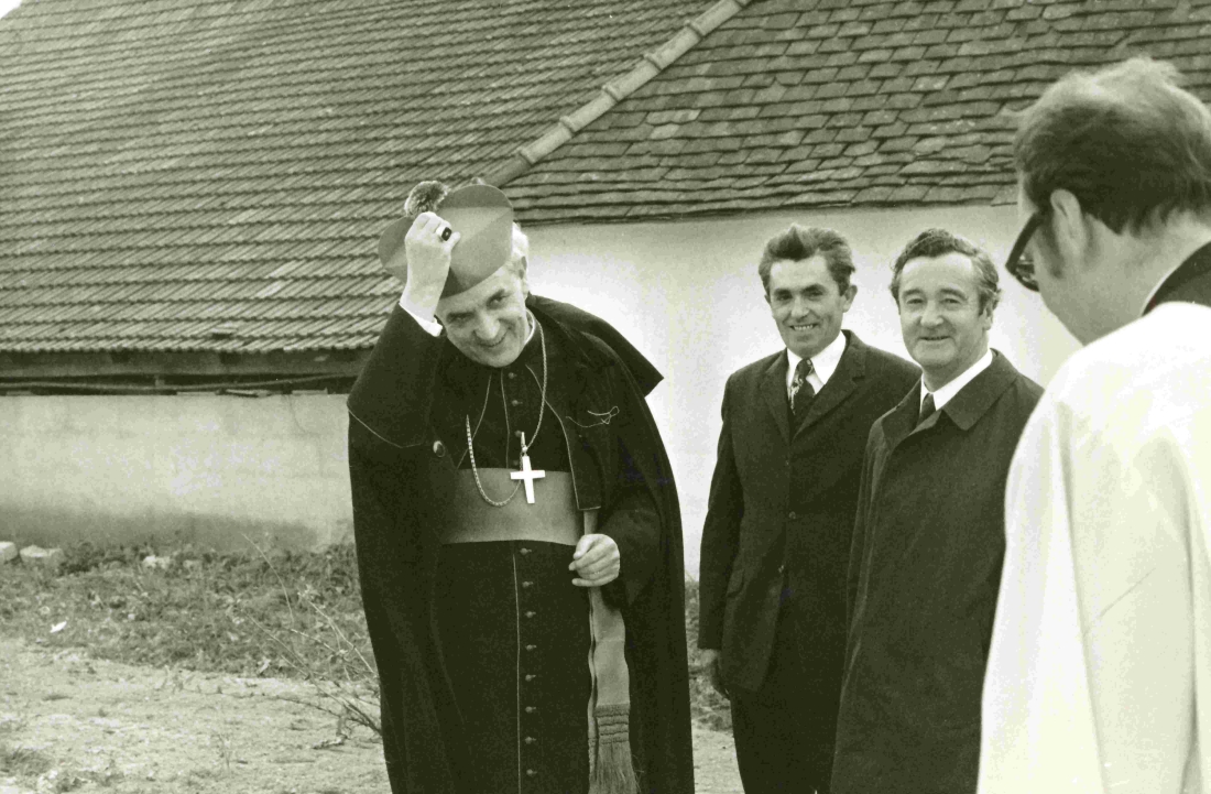 Röm. kath. Pfarre St. Martin: die Honoratioren begrüßen Bischof Laszlo anlässlich der Weihe der neu renovierten Pfarrkirche (Javorits/Hatvagner/Triber)