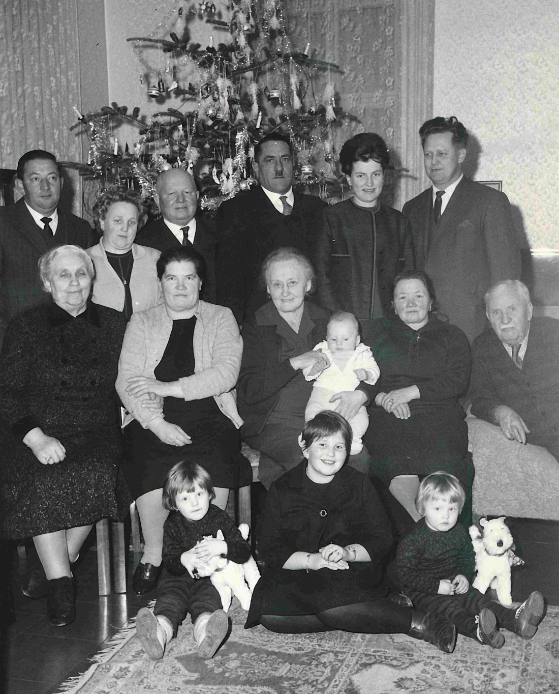 Weihnachten 1962: unter dem Christbaum bei Fam. Neubauer - Brandstätter/Krismanits/Böcskör/Bruckner