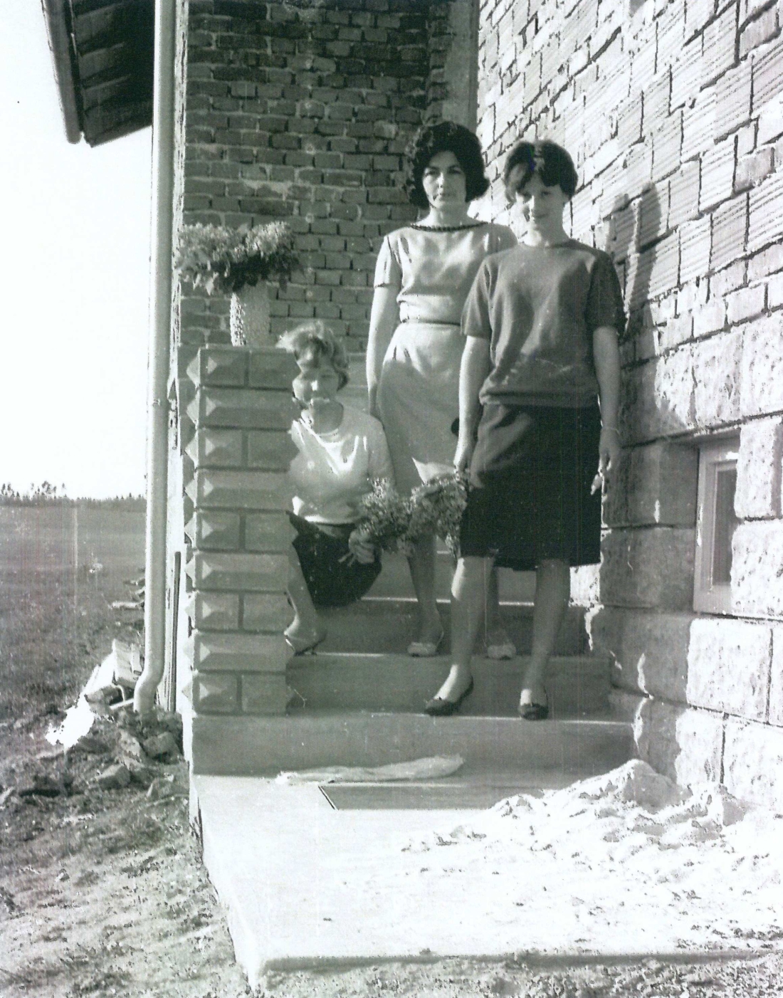 St. Martin: 1 Maria Mirtl, 2 Margarethe Guger, 3 Christine Mirtl vor dem Haus Oberwarterstraße 6