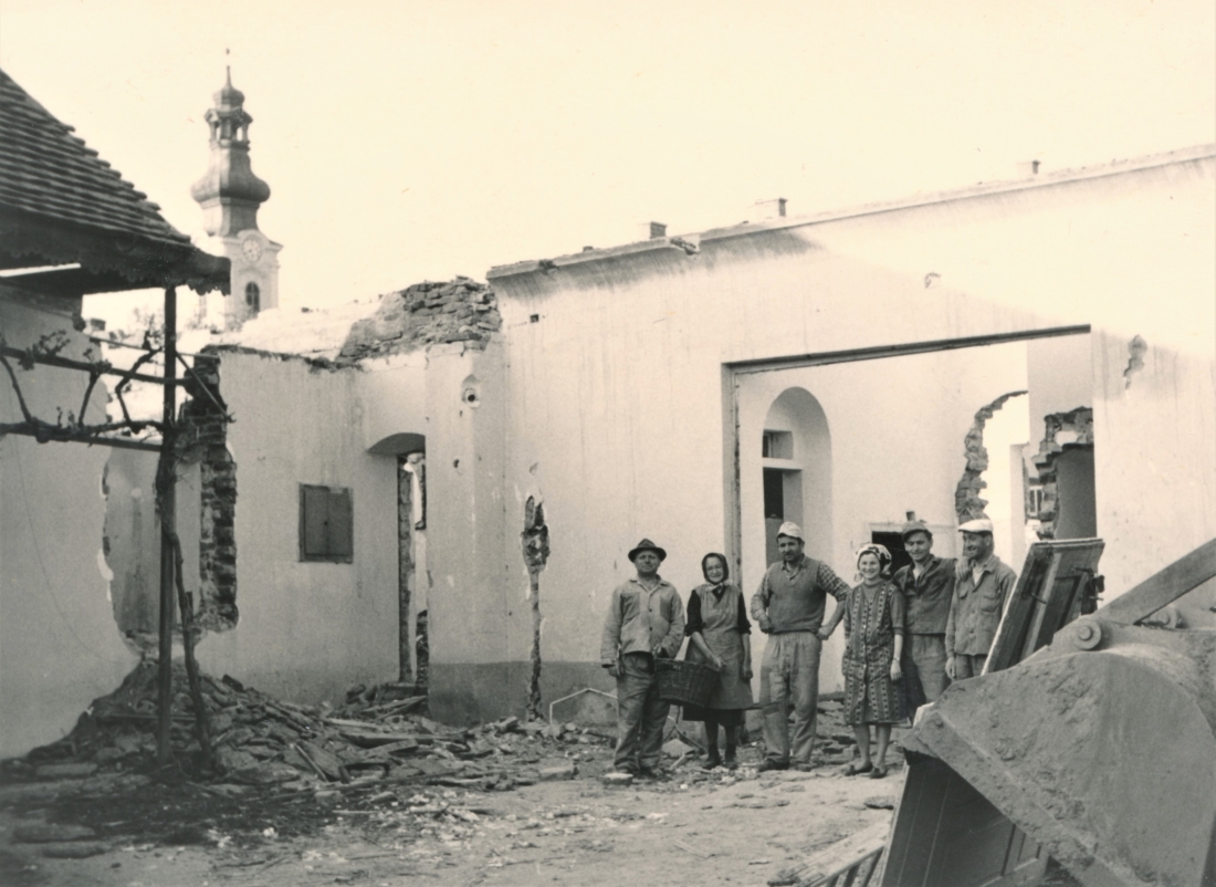 Abriss des ebenerdigen Gebäudes der Bestattung Gangoly (Steinamangererstraße 24)