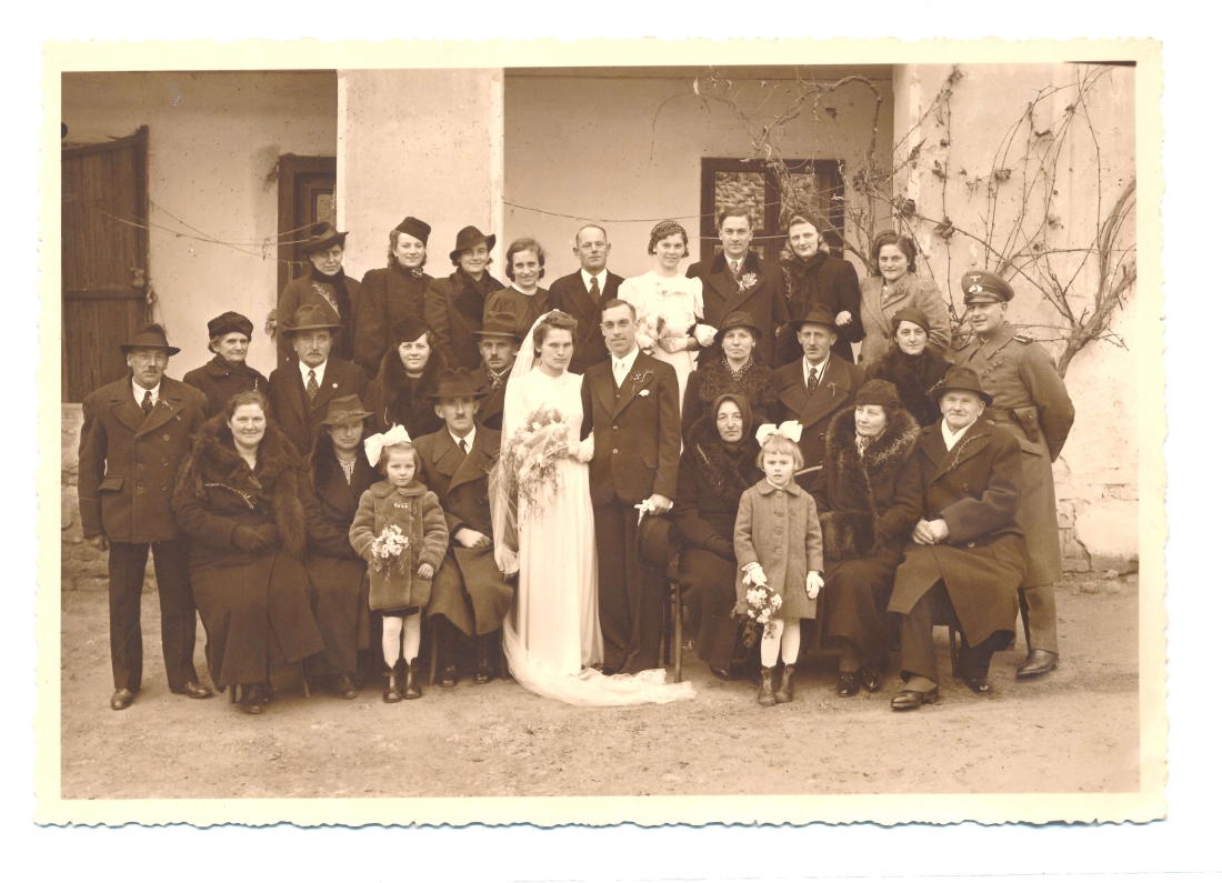 Die Hochzeitsgesellschaft der Hochzeit Josef Hicke (*1911/+1970) und Anna Hanusch (*1917/+1998) - Graf/Wilkowitsch/Batja/Heid/Rehling