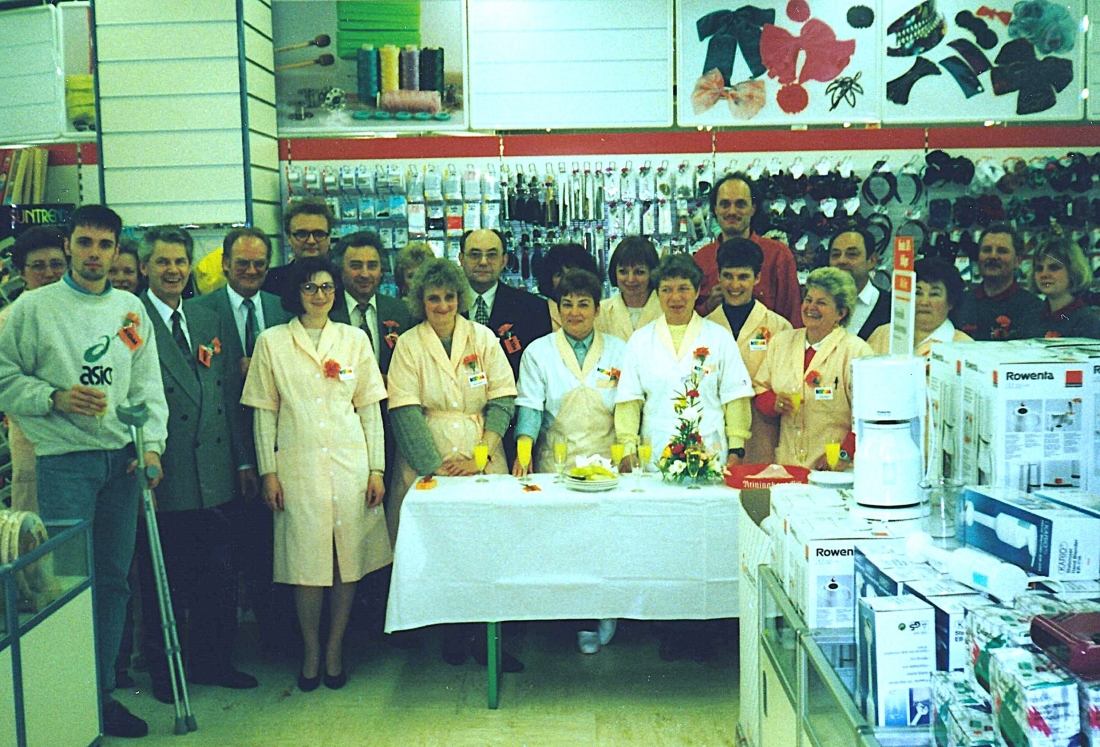 KGM/Konsum/COOP (Wienerstraße 13): die MitarbeiterInnen anlässlich des großen Umbaus 1994