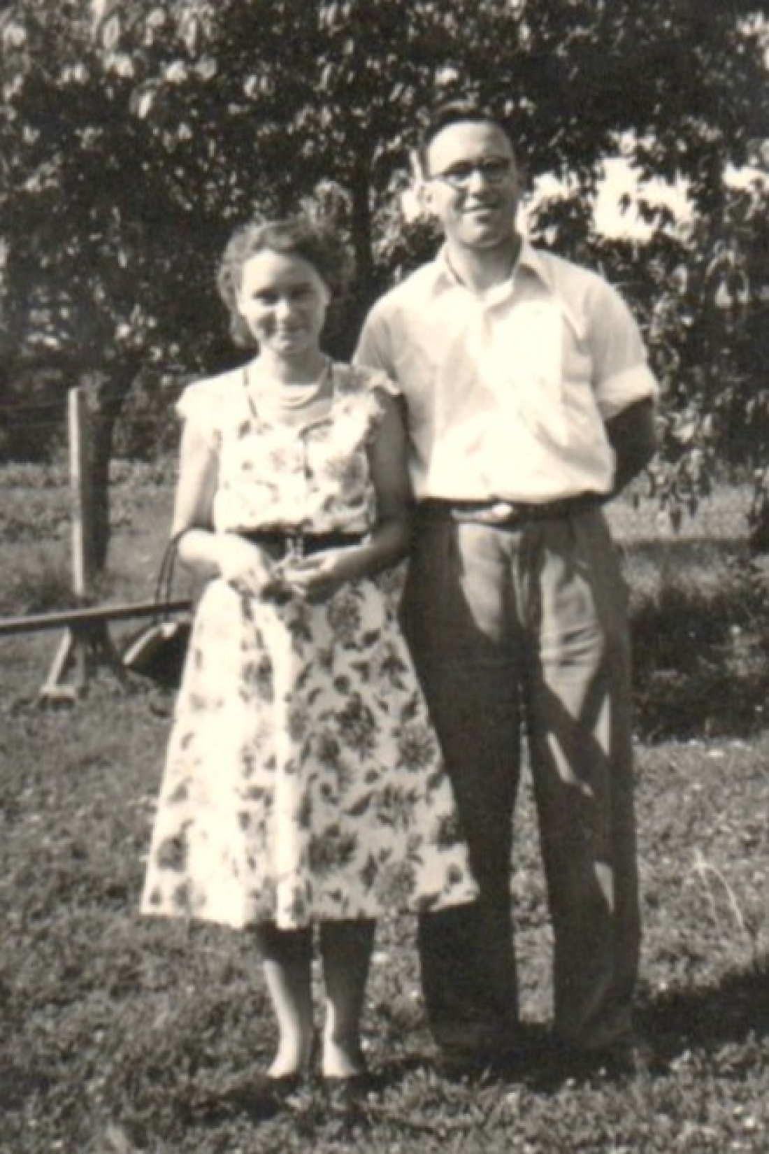 Margaretha Simkovits (verh. Miertl, *1931/+2024) am Weg zu einem Strandfest in ihrer alten Heimat