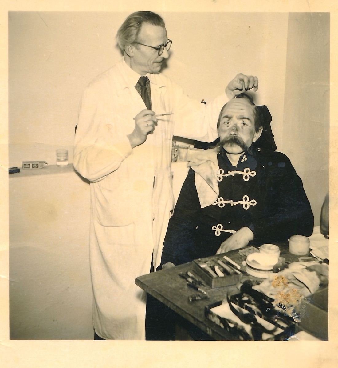 Theatergruppe des Reformierten Lesevereins: Schminkmeister Johann Sterniczky und Karl Holler