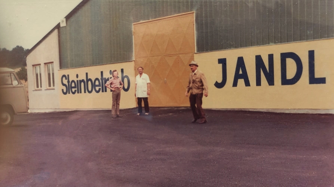 Steinmetzbetriebs Jandl: Halle am neuen Firmenstandort Alte Straße 21 mit Malermeister Zimmermann