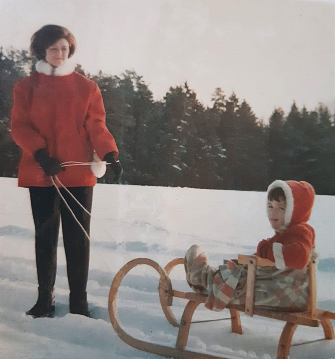 Rodelpartie im Schnee: Fam. Steurer im Winter 1968/69