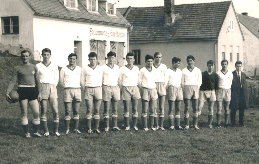 Fußball: die Jugendmannschaft des SCO bei einem Auswärtsspiel in Heiligenkreuz