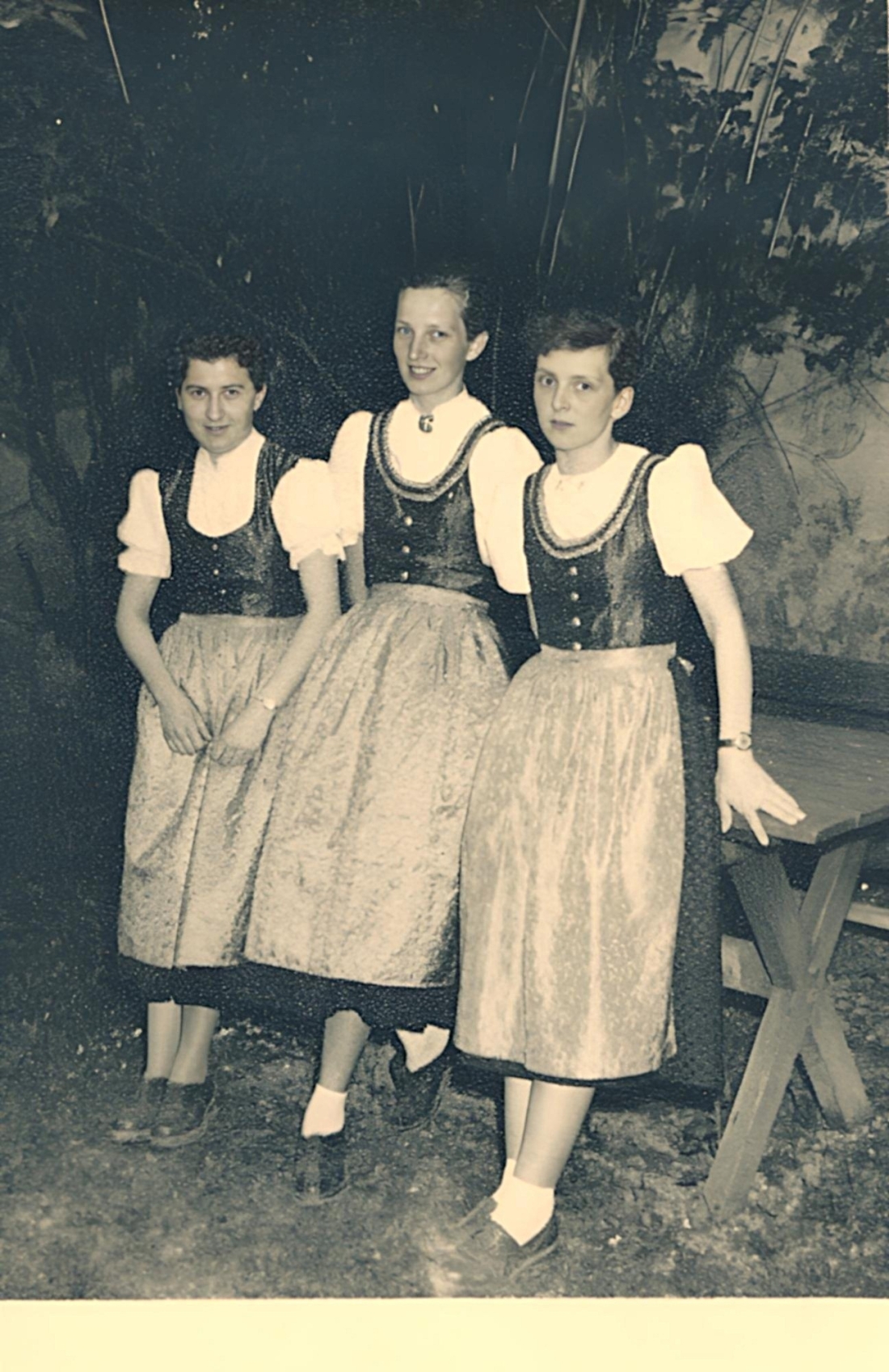 Drei Freundinnen im Dirndl - Erdely/Graf/Eigenbauer