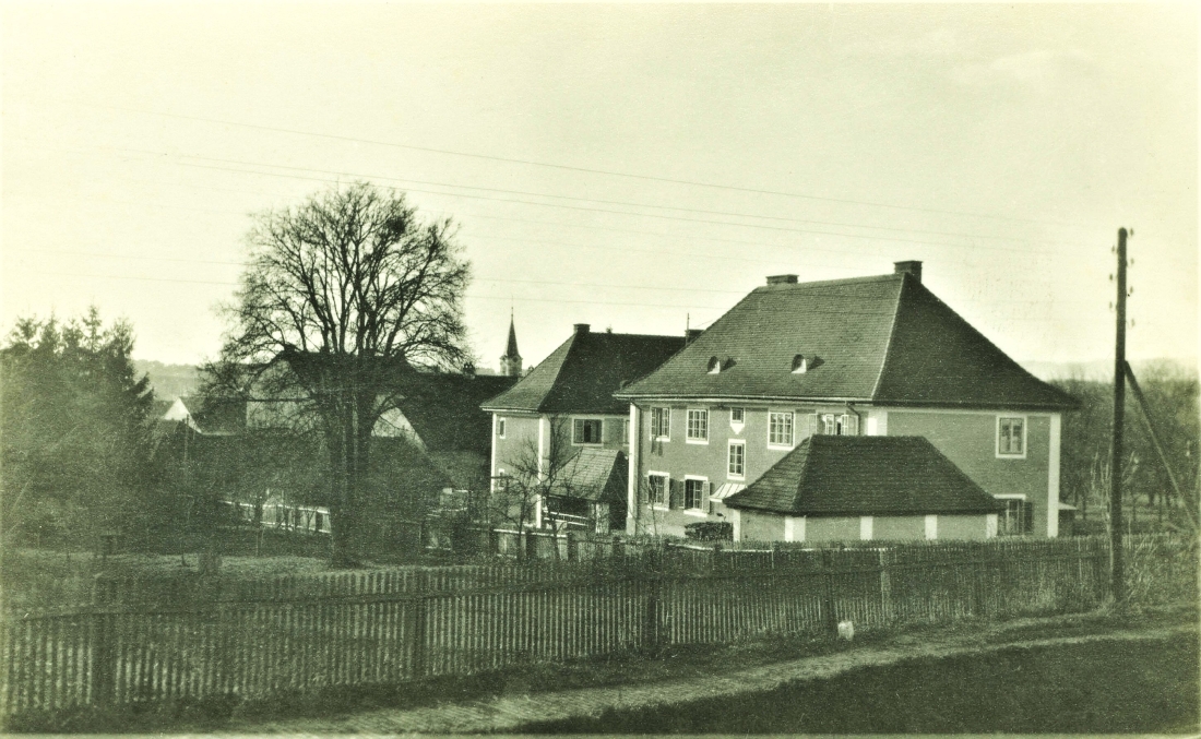 Blick gegen Westen auf die Beamtenwohnhäuser neben der Kaserne (Untere Bahnzeile 4)