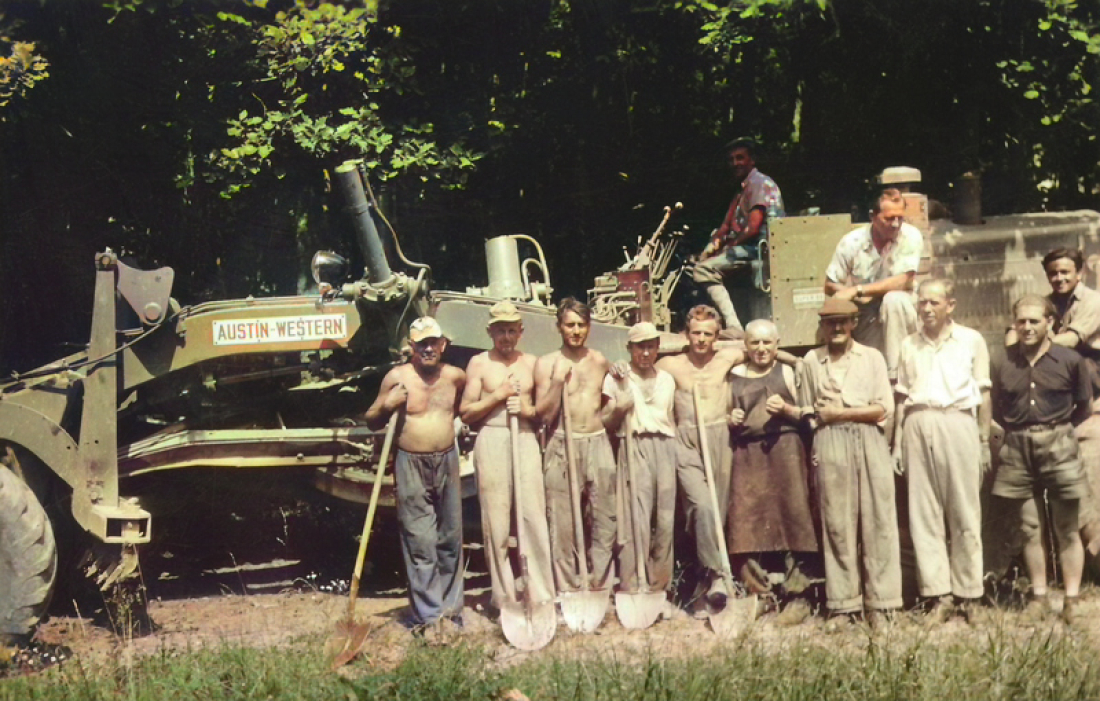 Bauamt - Straßenbaubezirksamt: Stefan Oswald mit seiner "Partie", den Mitarbeitern vor einem Austin-Western Gräder