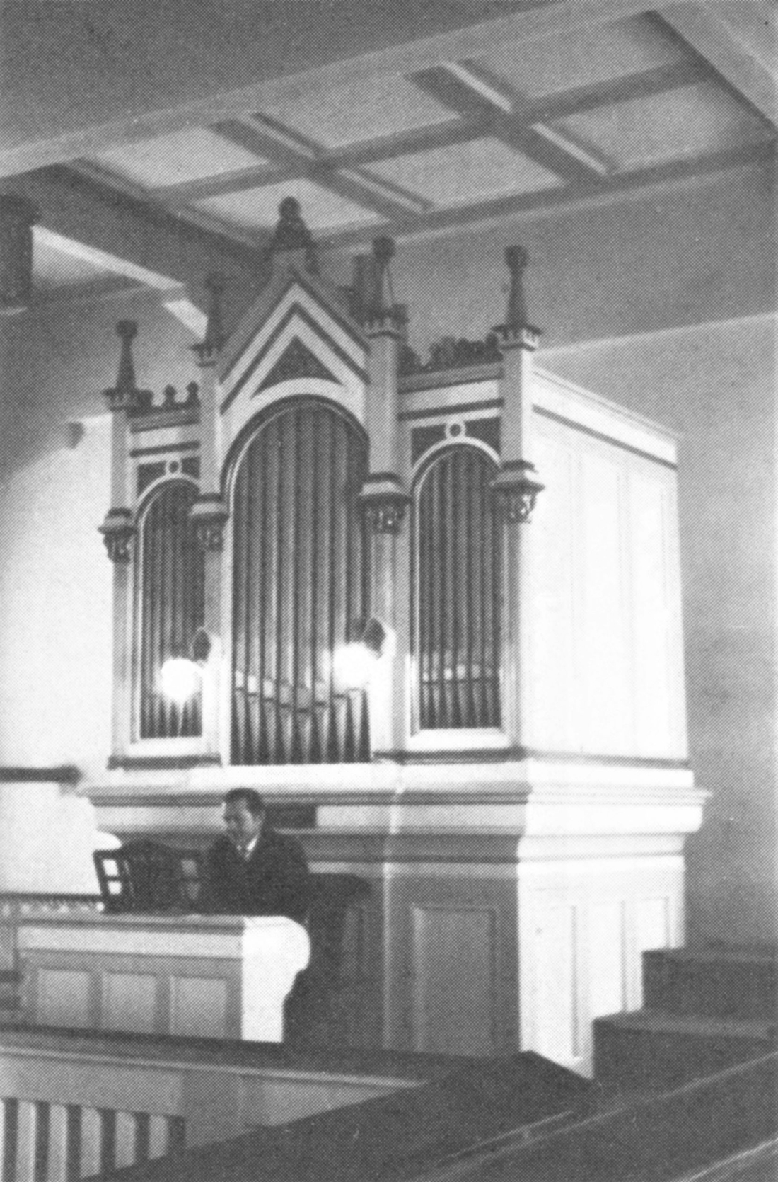 Evang. Pfarrgemeinde AB: an der Orgel Kantor SR. Gustav Geschrey (*1921 / +2016)
