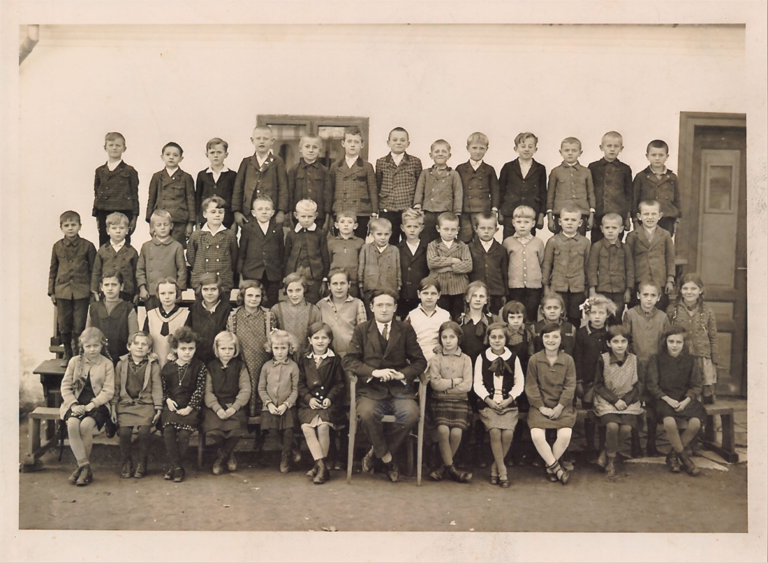 Deutsche Klasse der kath. Schule mit Lehrer Aladar Mirtl (*1910/+1937)