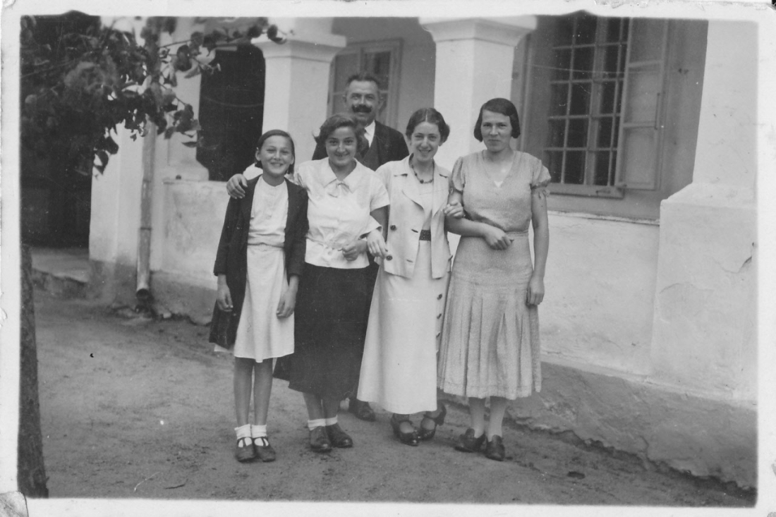 Geschwister Vörösmarty mit Vater Karl (Lehrer und Schulleiter) vor der reformierten Schule