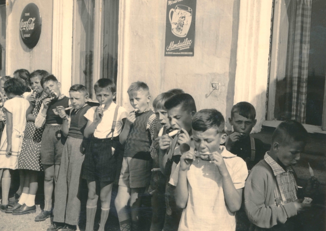 Schulklasse beim Eisessen im Zuge einer Ausflugsfahrt - Zambo/Imre/Baliko/Grof/Garber/Oswald