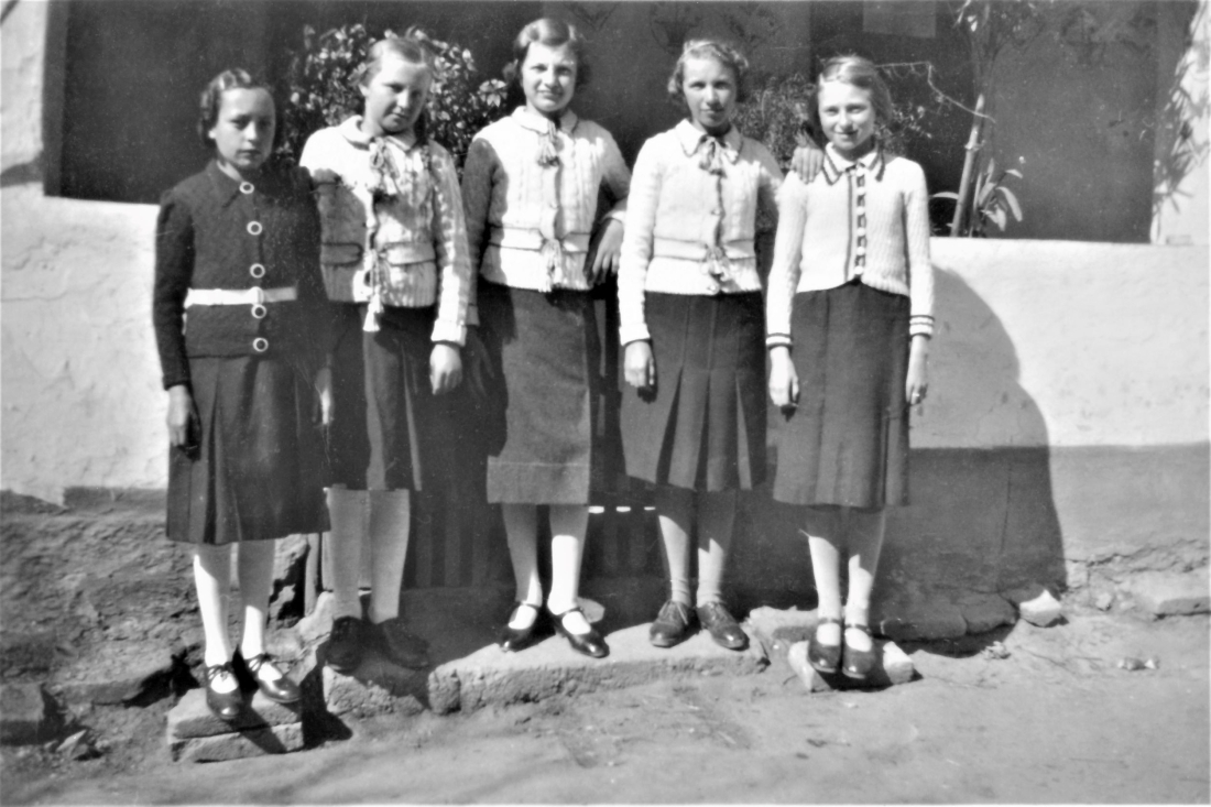 Gruppe junger Mädchen (Böcskör/Zambo/Krautsack/Medics)