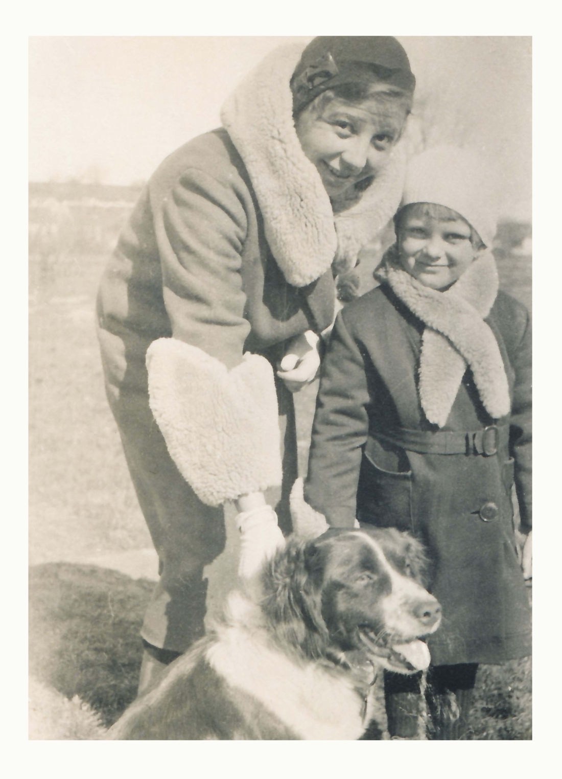 Paula Kasper (*1911/+1995) und Wilma Steiger (*1927/+2023) mit dem Familienhund