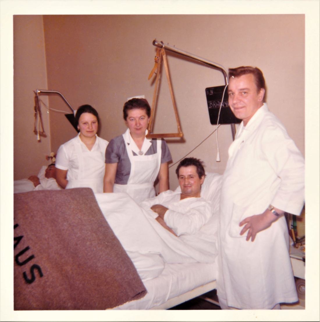 Krankenhaus (Spitalgasse / heute Dr.-Emmerich-Gyenge-Platz): Schwestern und Pfleger am Krankenbett - Schwester Vera/Schwester Jolanda/Alois Konrad