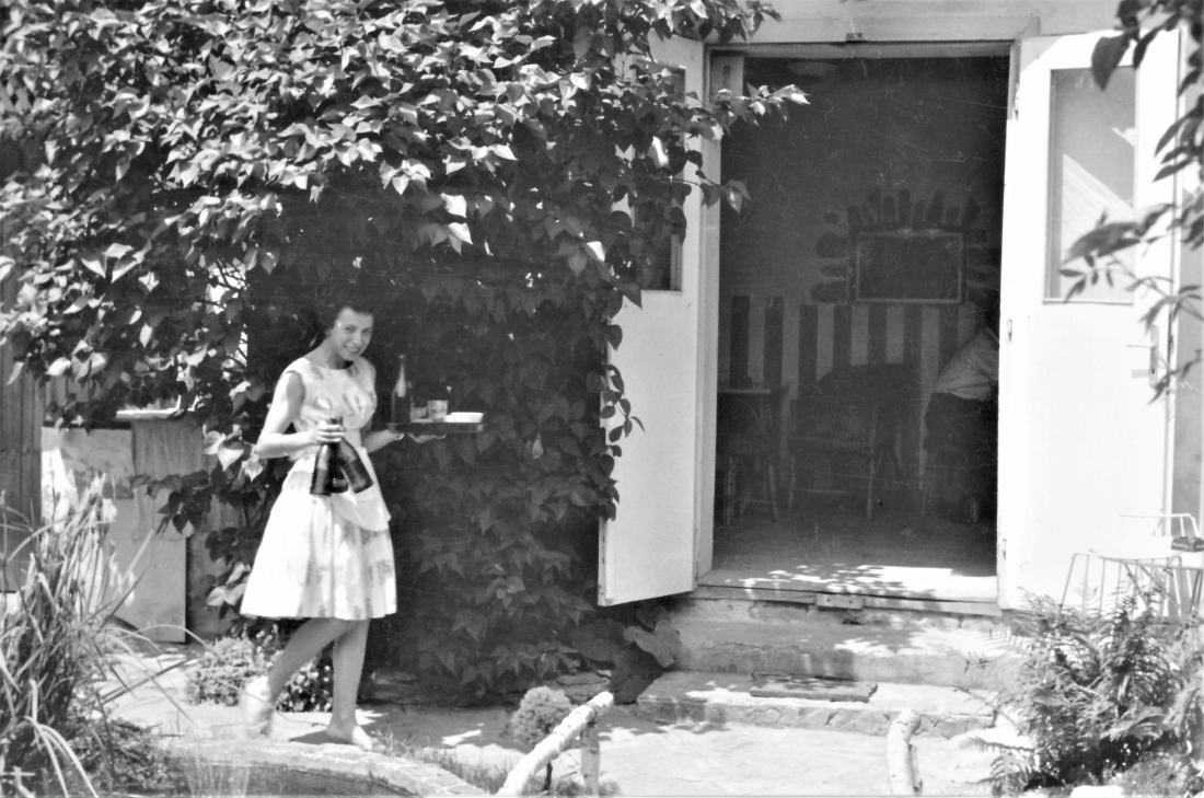 Hilde Benkö (verh. Rummel) arbeitet bereits im Lokal ihres zukünftigen Gatten Helmut Rummel - der Konditorei Strauss (auch Strauhs und Strauß) und im Eisgartl - mit