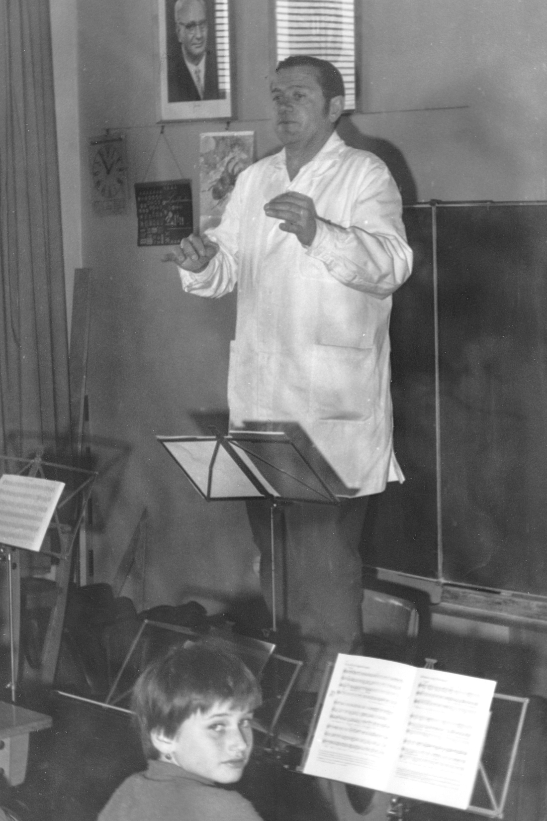 Volksschule: VOL Gustav Geschrey bei der Arbeit mit seinem Musikensemble - Grünauer.