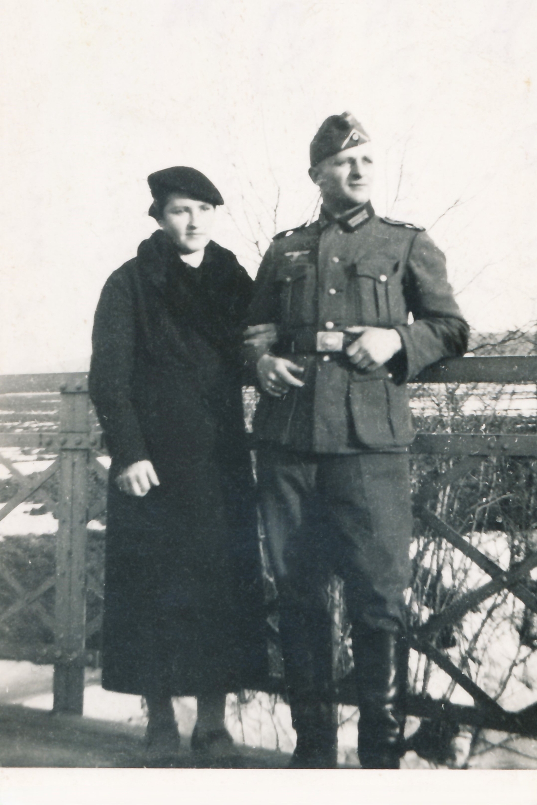 Soldat der Deutschen Wehrmacht auf Heimaturlaub: Isabella (geb. Benkö) und Eduard Janisch