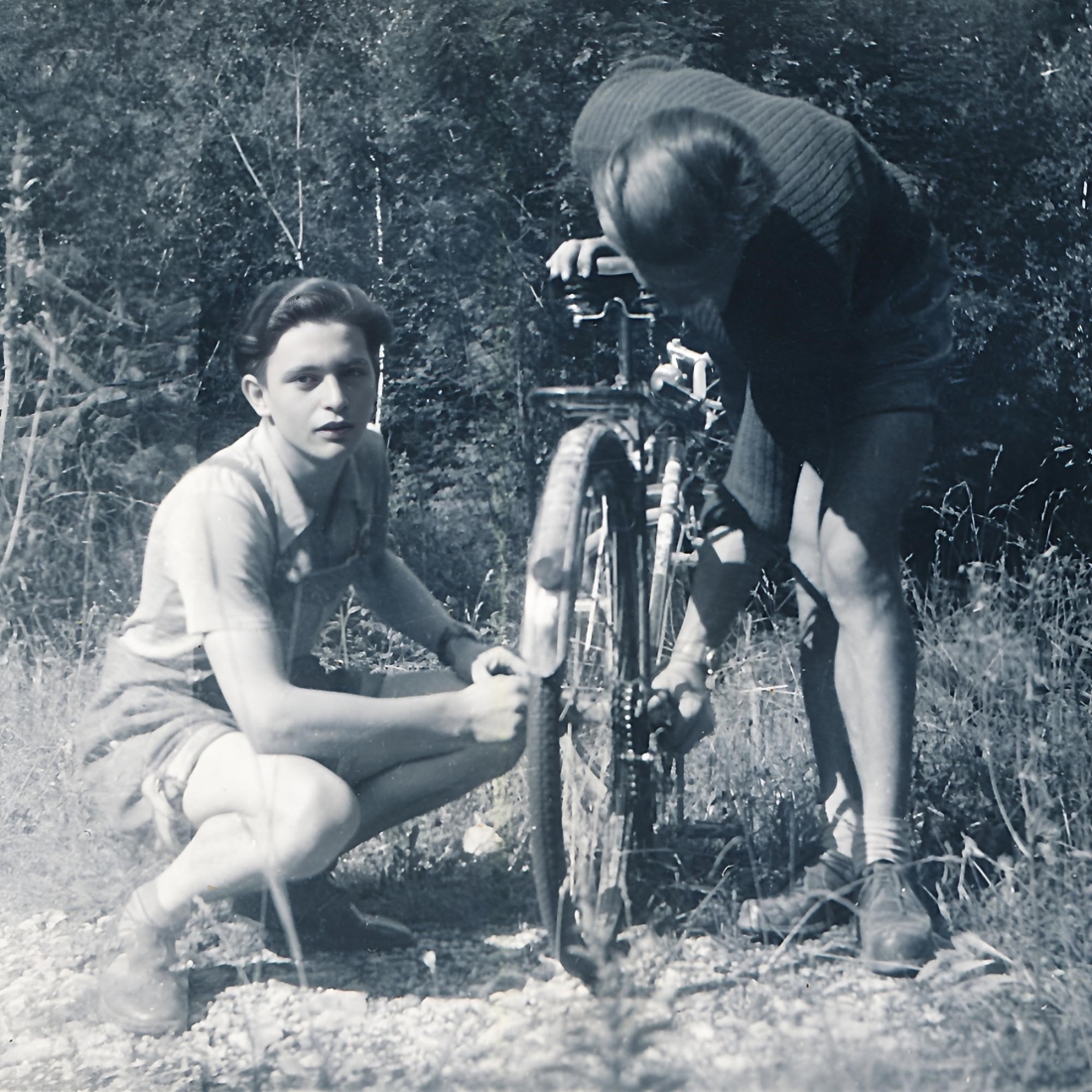Defekt auf der Fahrradtour: Erich Langer (*1934/+2010)mit seinem Freund Ludwig Seper  (*1934/+2022)