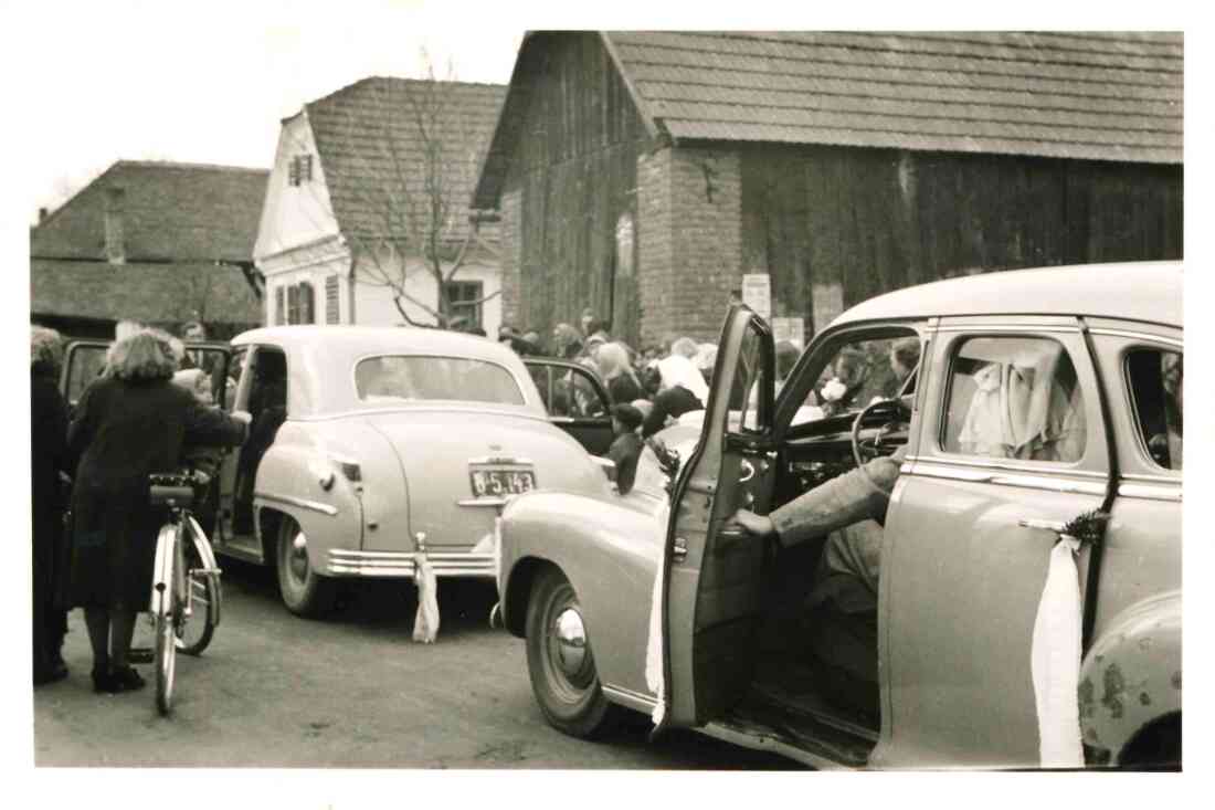 Die Hochzeitswägen während des Vorziehens bei der HZ Adolf Frey und Anna Wacholder am 27. Juni 1948