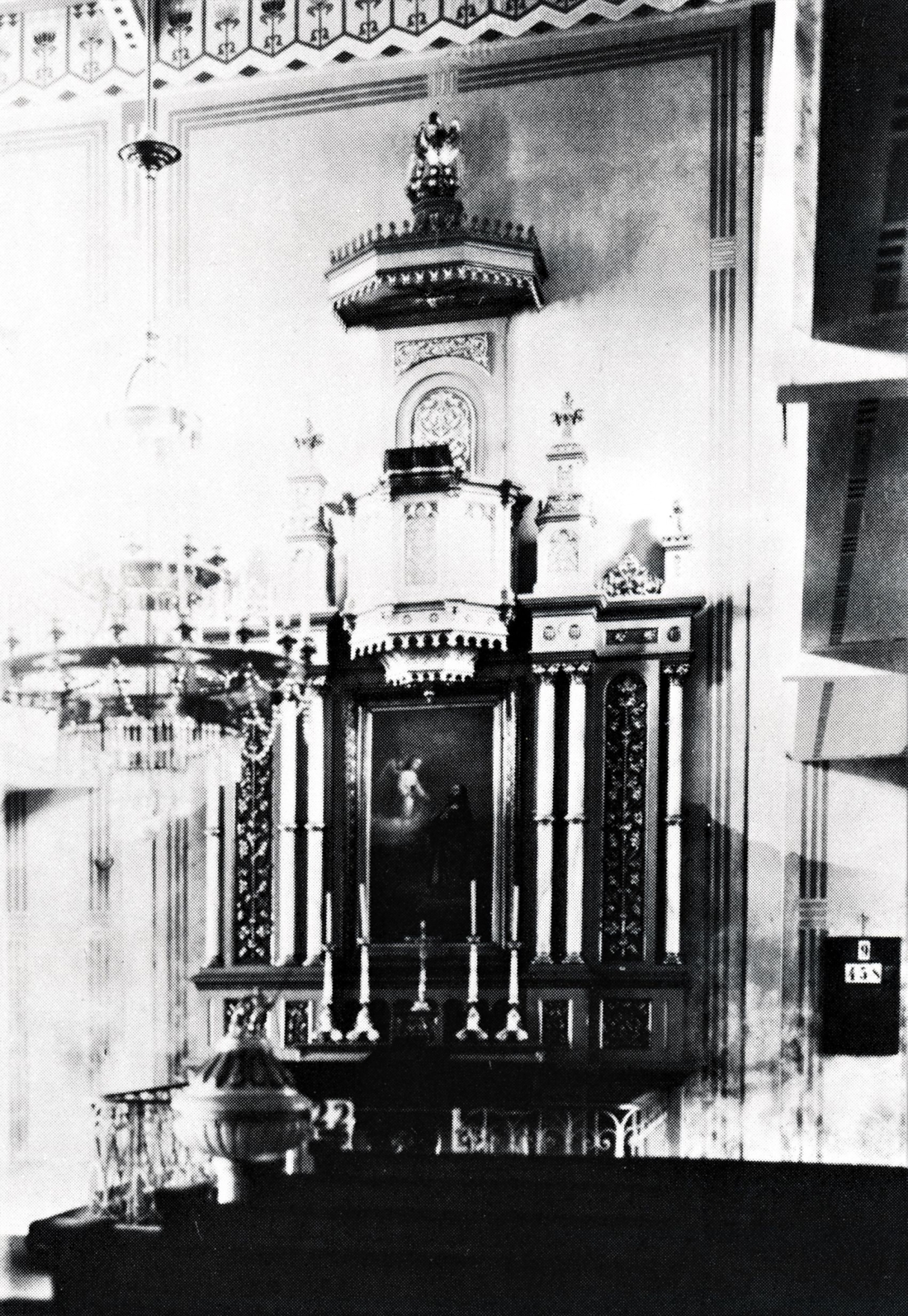 Evang. Pfarrgemeinde AB: Blick auf den Altar und die Kanzel der Kirche