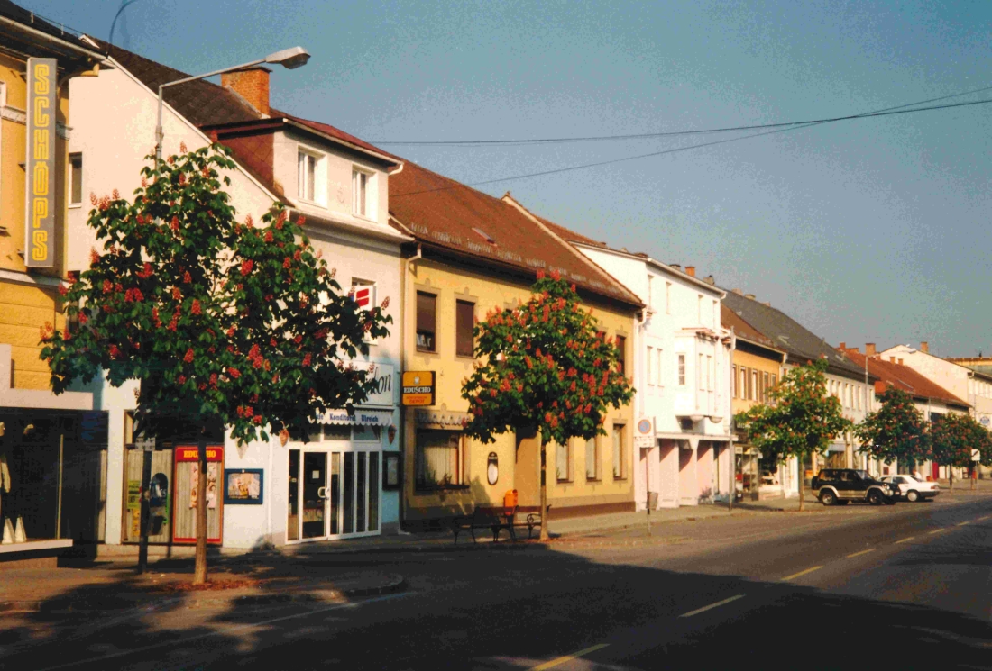 Haupßtplatz: Blick auf die Häuserreihe Hauptplatz 2, 4, 6, 8 und 10