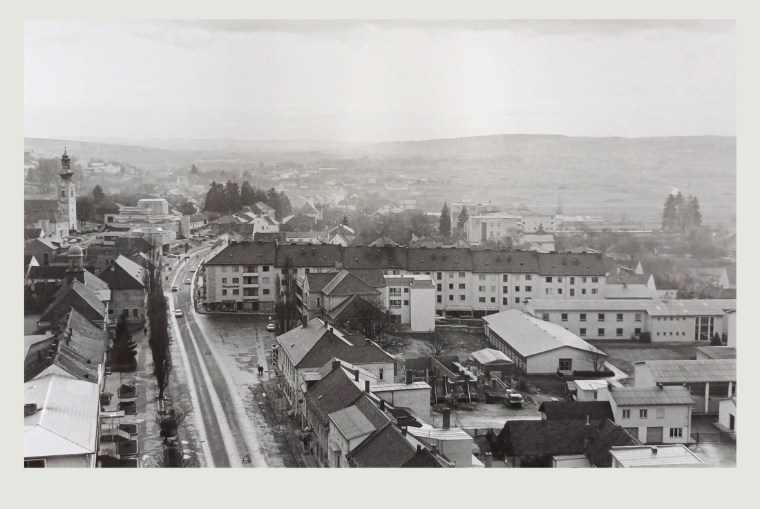 Blick entlang des Hauptplatzes gegen SO