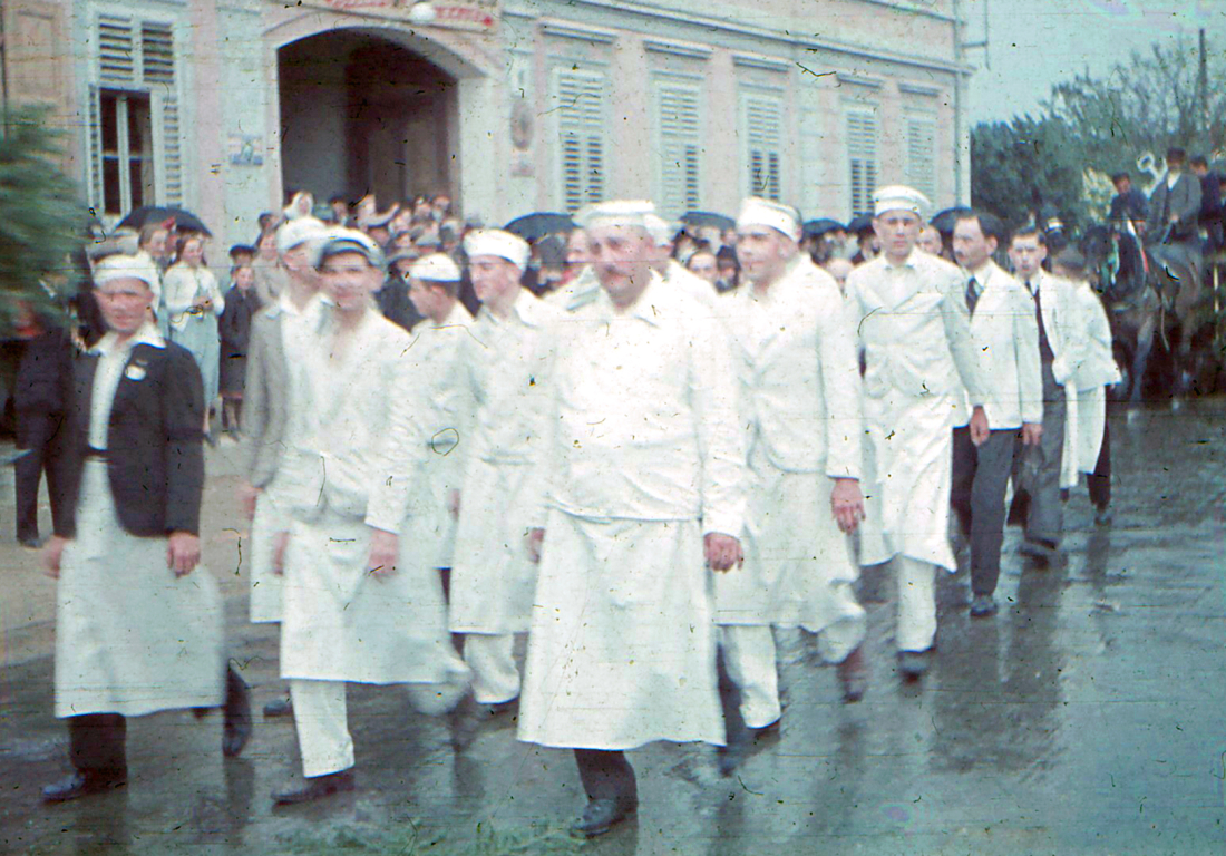 Festzug während der NAZI-Zeit am 1. Mai 1939: Abordnungen der Bäcker und Friseure