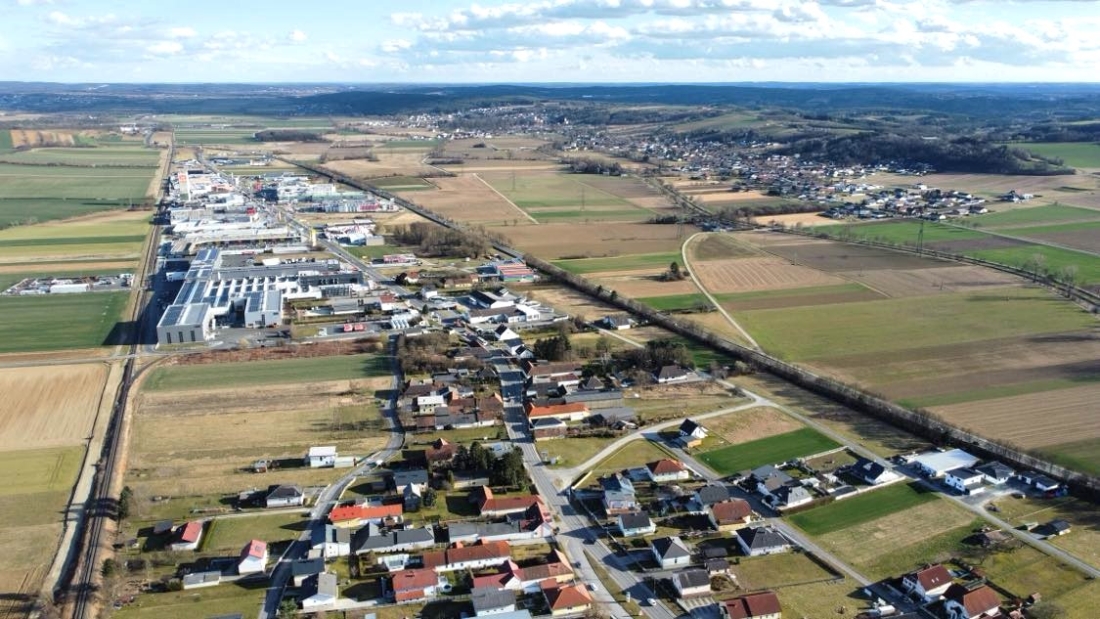 Flugaufnahme/Luftbild: Blick vom südöstlichen Ortsrand gegen SSO über das Industiegebiet Süd, sowie Unterwart und Rotenturm