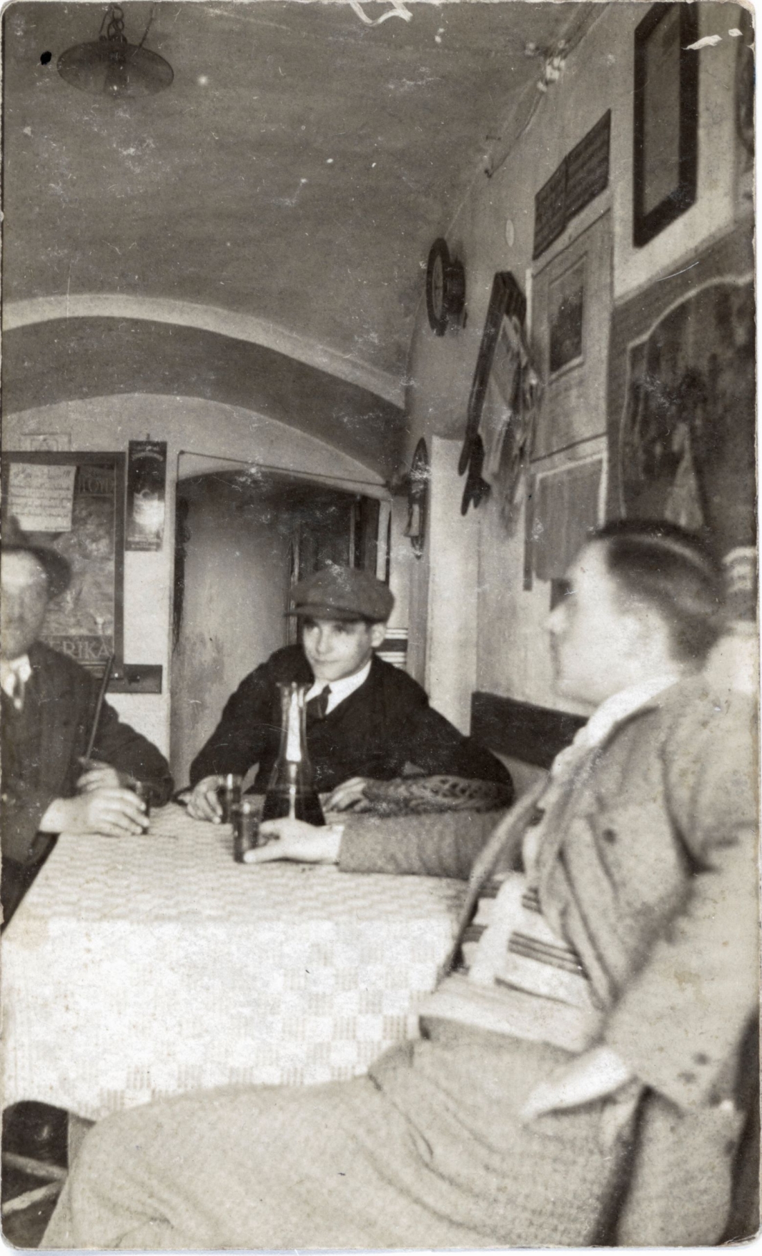 "Schwabhaus" - ehemals Weinhalle und Weingroßhandlung Josef Zambo (OW 66 / Steinamangererstraße 75) - In der Gaststube