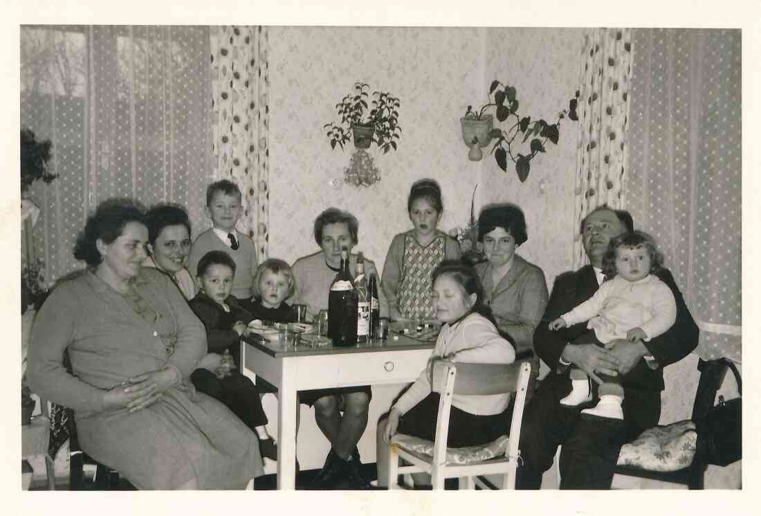 Weihnachtliches Familientreffen im Hause Muth - Osvald/Winkler/Hegedüs
