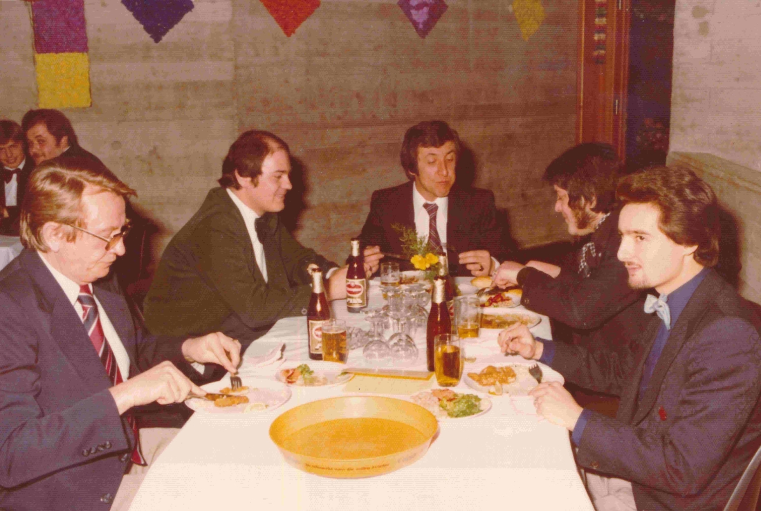 Die "Contacts" beim wohlverdienten Essen im Zuge des röm. kath. Pfarrballs - Wölfel/Steurer/Horvath/Vörösmarty