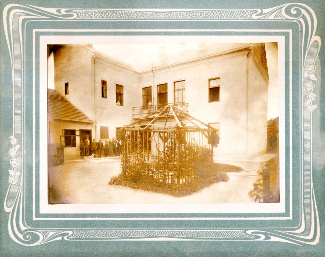 Innenhof des Hauses Ambrosigasse 5: Friedrich Reisz (auch Reiß bzw. Reiss) - Buchdruck und Papierhandlung / Druckerei der "Oberwarther Sonntags = Zeitung"