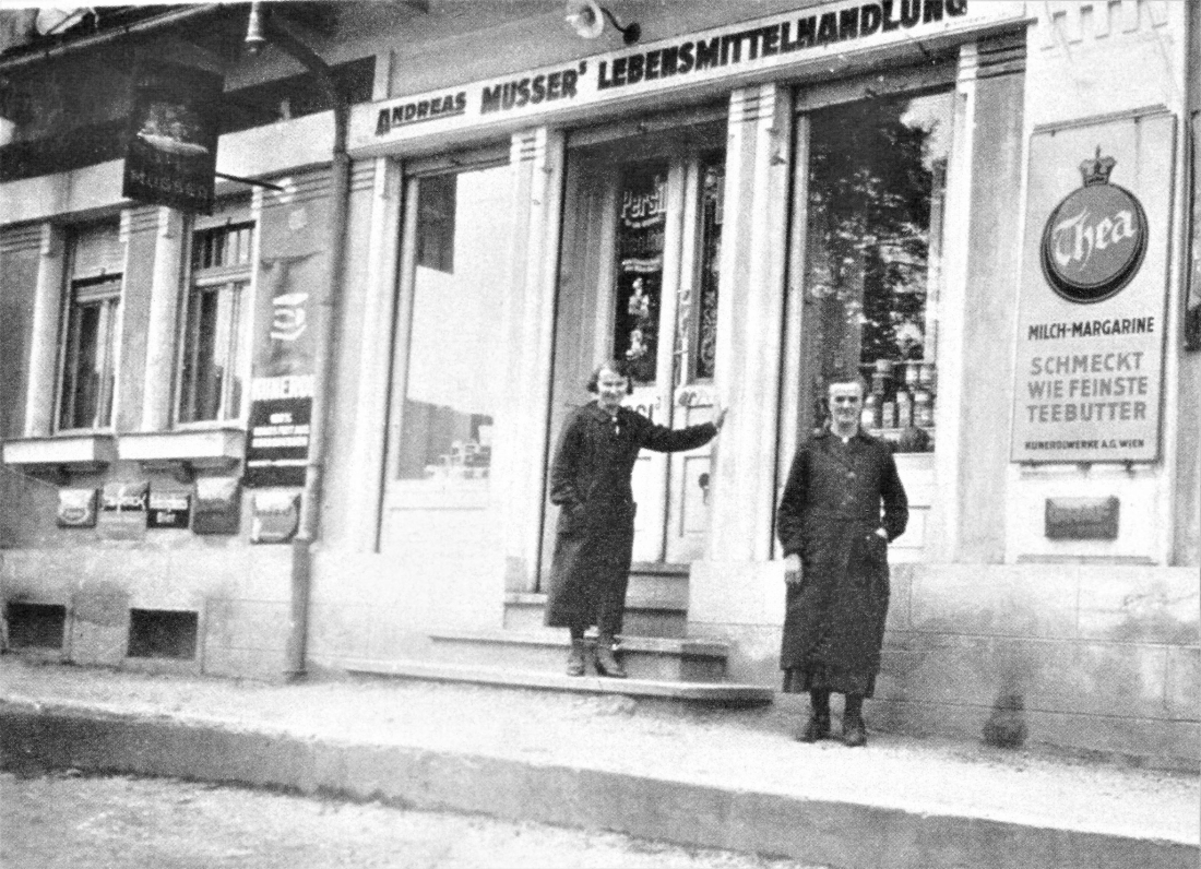 Lebensmittelhandlung Andreas Musser (Ambrosigasse 7) - Irma Musser und Karoline Musser
