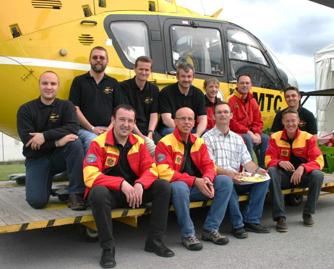 ÖAMTC-Rettungshubschrauber Christophorus 16: "Fliegendes Personal" zur Zeit der Eröffnung des Stützpunkts Am Flugfeld 21