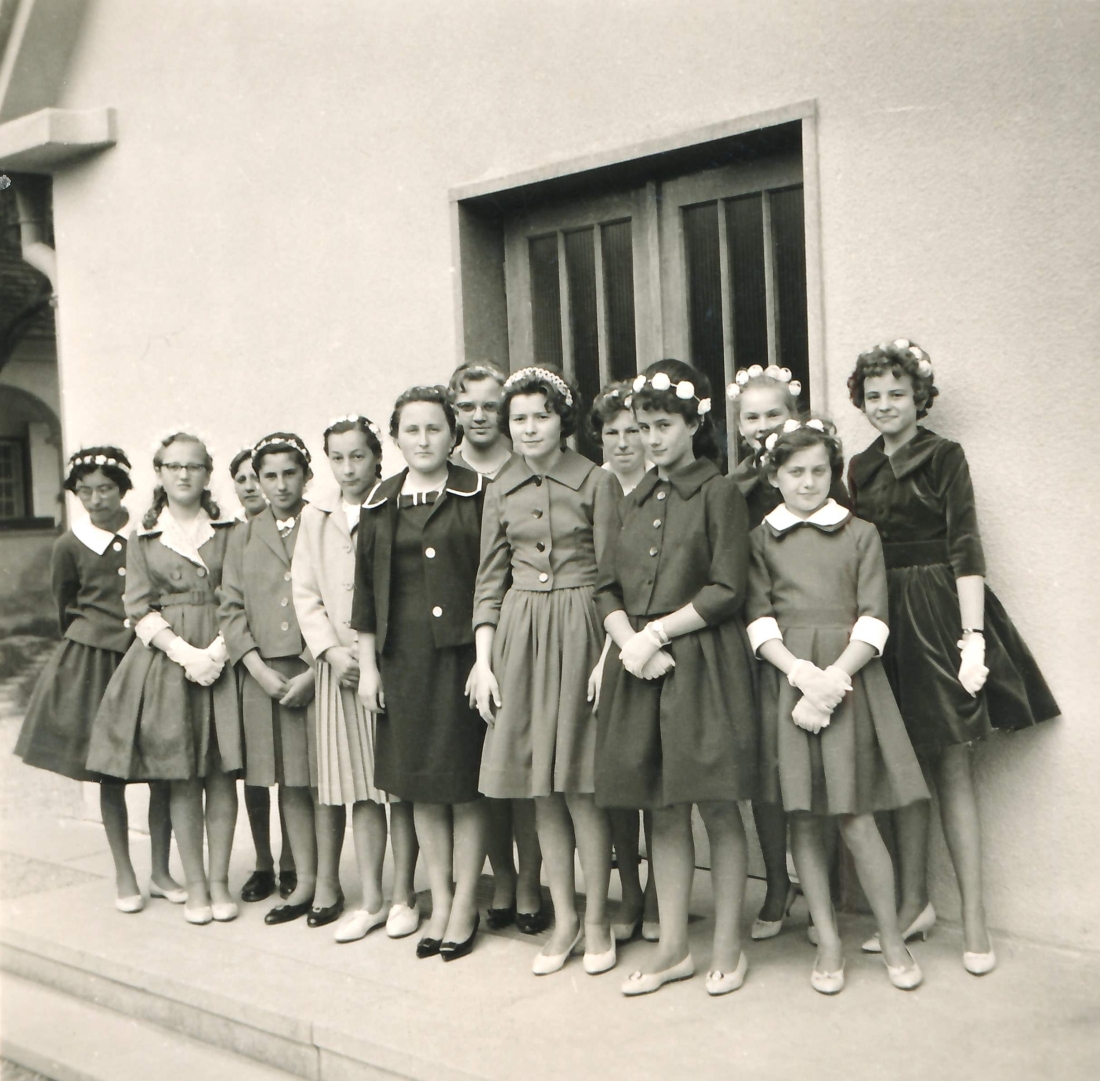 Reformierte Pfarrgemeinde: die Mädchen des Konfirmationsjahrgangs 1962