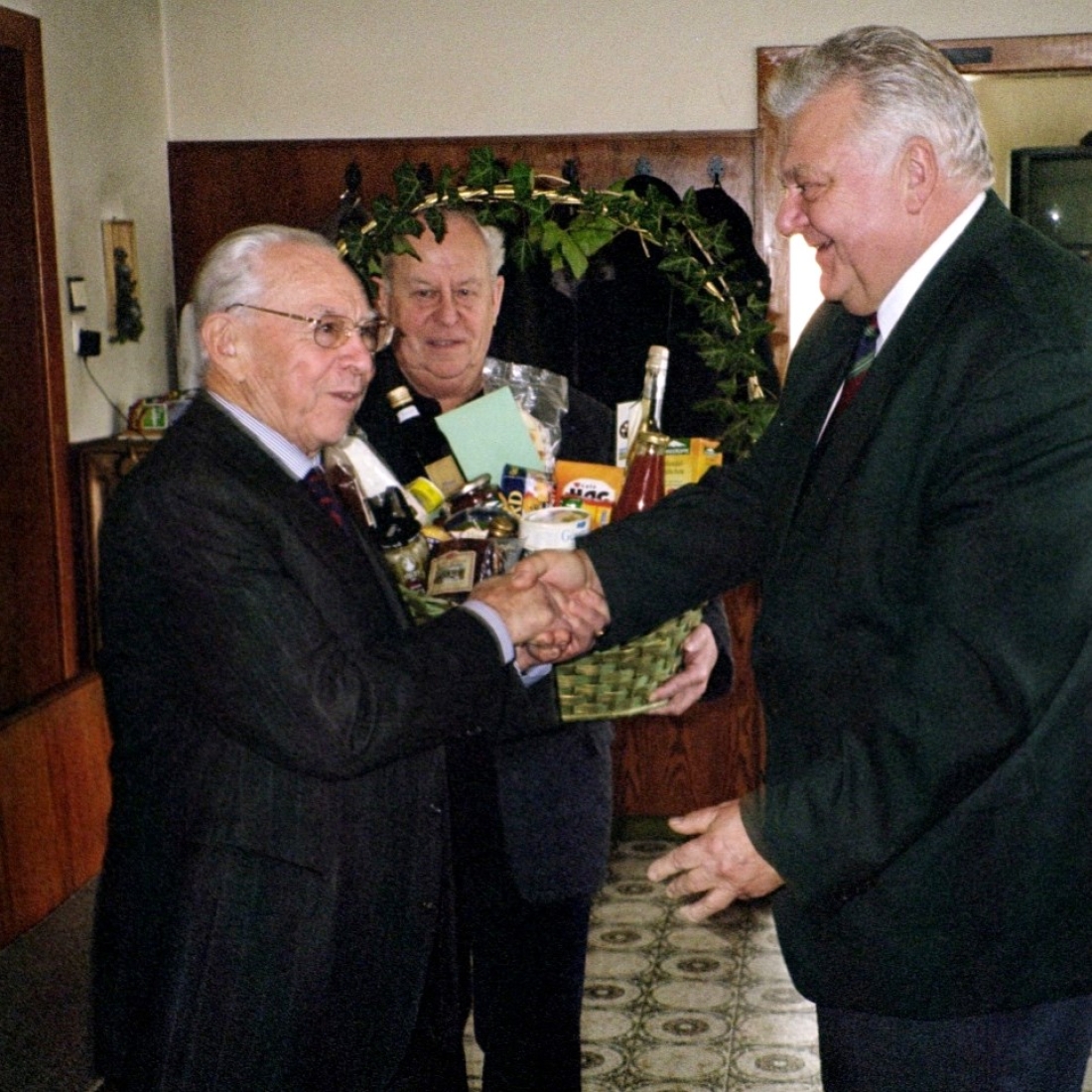 Kantorrunde: die "Dienstagsrunde" gratuliert Prof. Karl Messner (*1923/+2016) zu seinem 80. Geburtstag - Konrad/Pal