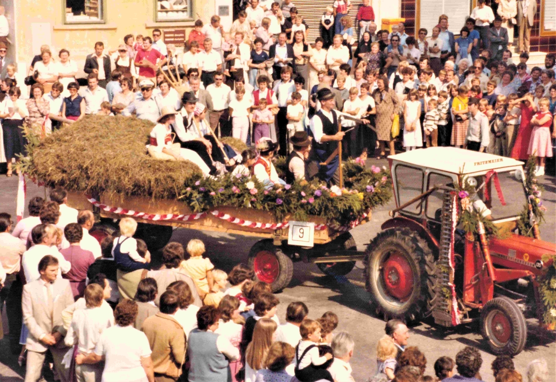 Erntedankumzug: Wagen des Landwirts Michael Böcskör am Hauptplatz beim Einbiegen in die Schulgasse