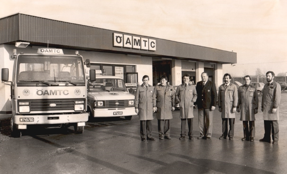 ÖAMTC: einige Servicetechniker und Stützpunktleiter Kovac anlässlich der Eröffnung des neuen Stützpunkts - Industriestraße 2 (Gartner/Polster/Wappl/Rosner/Wukits/Asboth)