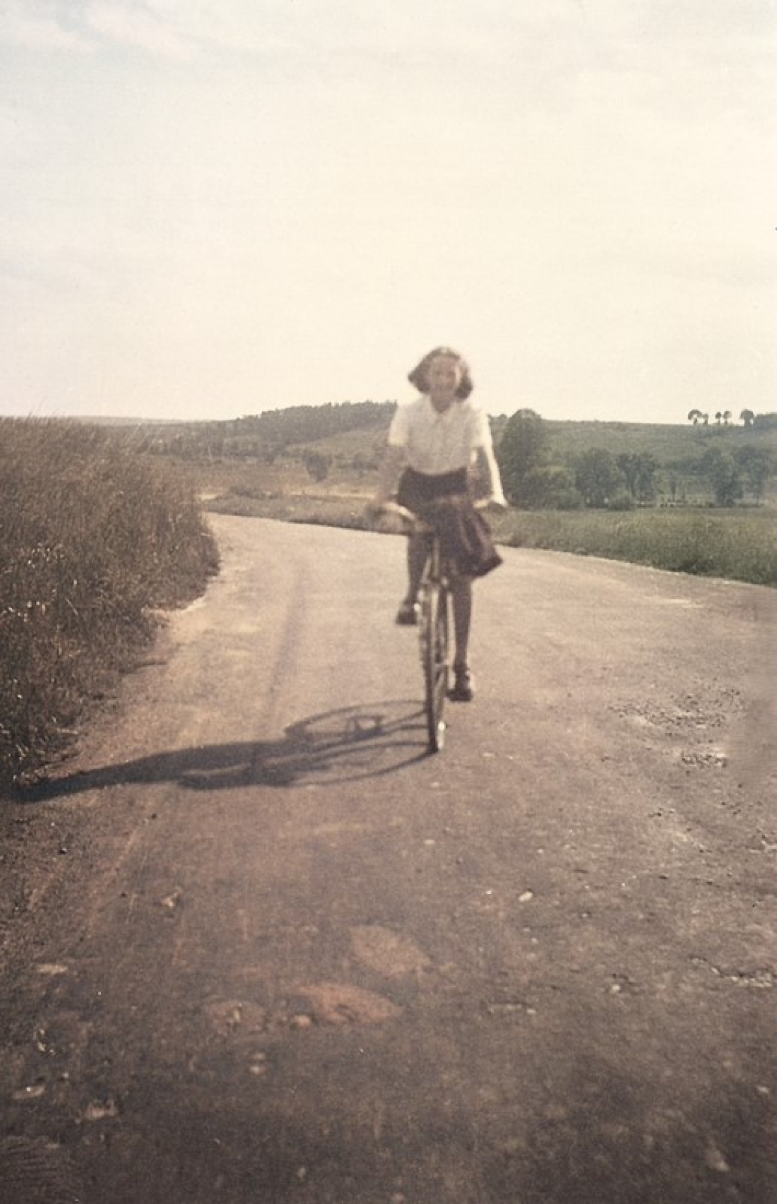 Elfi Graf (verh. Langer, *1936/+2015) mit ihrem Fahrrad von Pinkafeld kommend auf der Straße nordwestlich von Oberwart