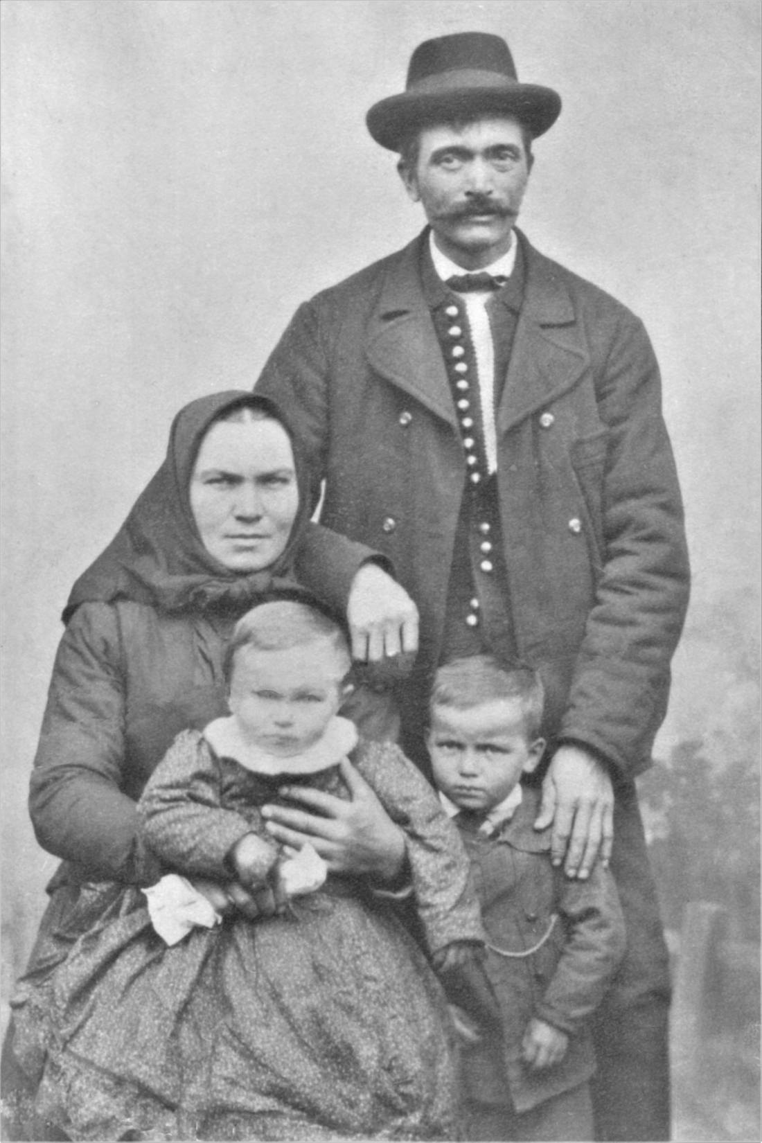 Julianna (geb. Baliko, *1874/+1963) u. Alexander (*1864/+1935) Seper mit Kindern - Johann Straußgasse 42