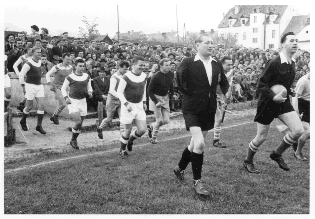 Fußball: Einlauf zum Spiel des Ungarischen Nationalteams gegen den SC in Oberwart - Puskas/Benedek