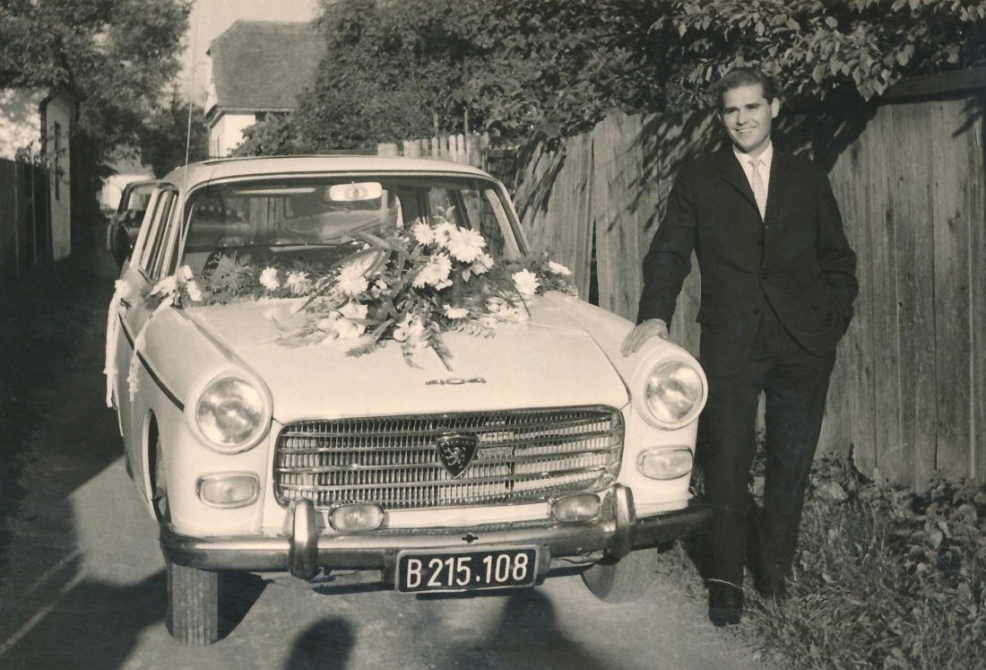 Der Besitzer und Chaffeur des Brautautos Alfred Wagner (Stutz) anlässlich der Hochzeit von Gerhard Graf und Anna Mayer