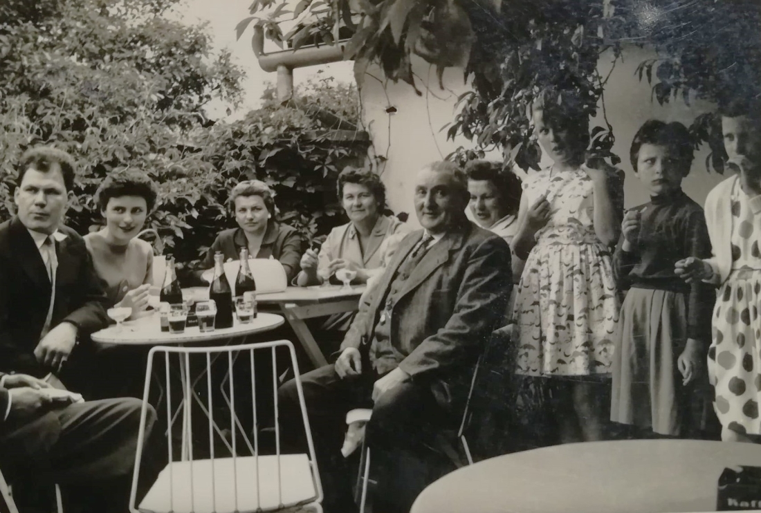 Im Gastgarten der Bahnhofgastwirtschaft Istvanits